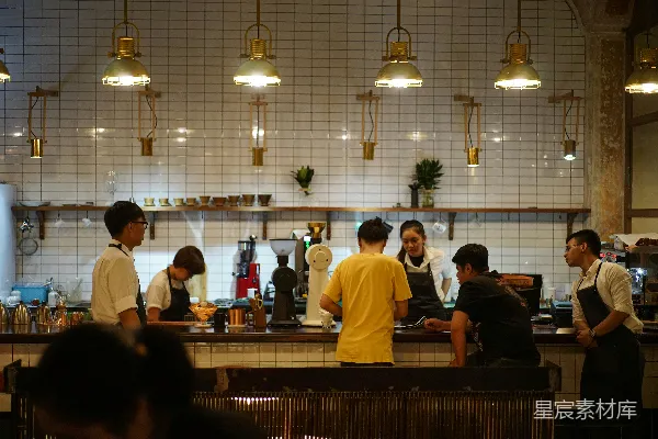 高清摄影 一群人在厨房里围成一圈