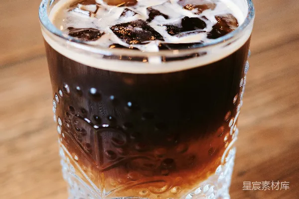 高清摄影 木桌上方摆放着一杯冰咖啡。
