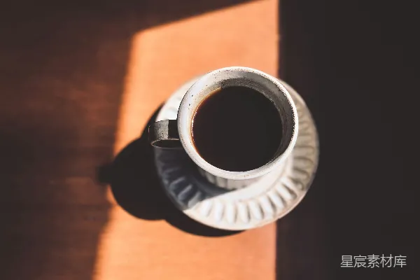高清摄影 桌上一只木桌上的咖啡杯
