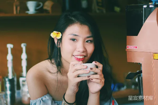 高清摄影 女士拿着杯子靠近桌子
