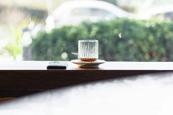 高清摄影 桌子上放着一个木桌上的咖啡杯。
