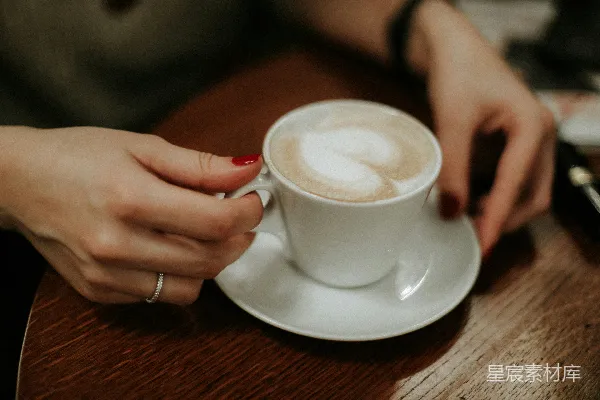 高清摄影 手持白色陶瓷咖啡杯的人