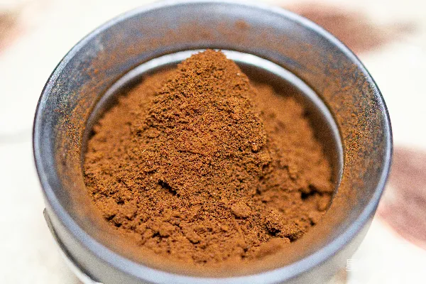 高清摄影 桌上放着一个装满红色粉末的金属碗。