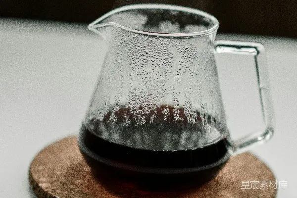 高清摄影 棕色木 coaster 上的透明玻璃 Pitcher