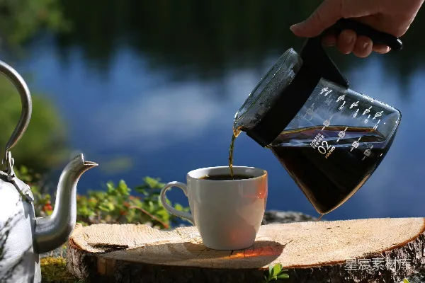 高清摄影 一个人将一杯茶倒入茶壶中
