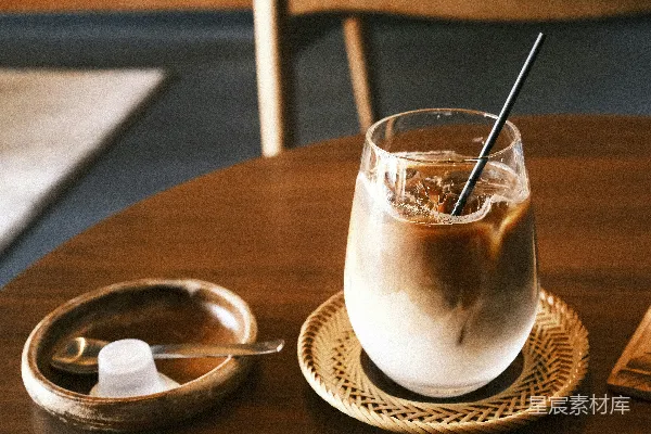 高清摄影 在桌子上一杯加了奶油和冰块的冰咖啡