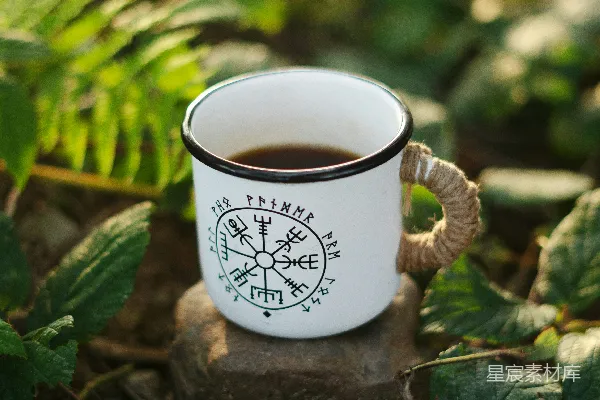 高清摄影 桌上一只杯子咖啡静置。