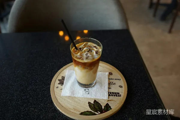 高清摄影 带有吸管的液体一杯