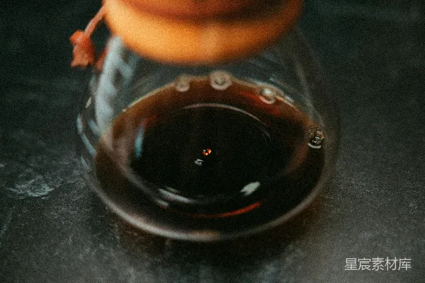 高清摄影 棕色液体装在透明玻璃罐中
