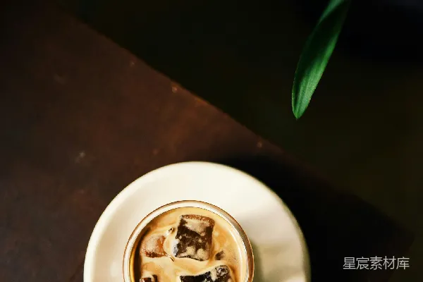 高清摄影 桌边靠近边缘的一杯冰镇饮料