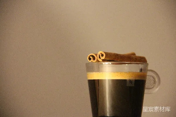 高清摄影 黑色和银色的便携式马克杯