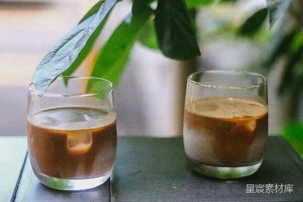 高清摄影 几杯液体放在桌子上