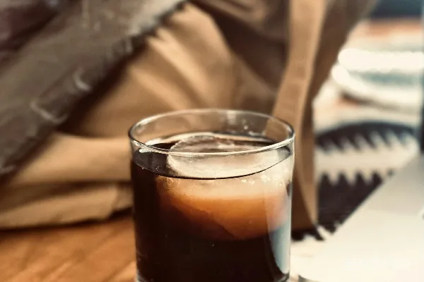 高清摄影 桌上的一个玻璃杯里装着液体