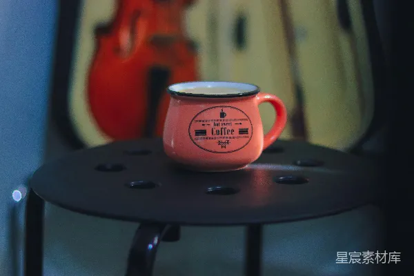 高清摄影 桌子上一只红色的咖啡杯。