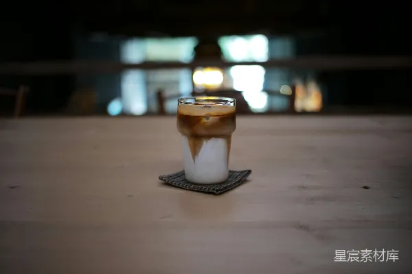 高清摄影 一杯加入牛奶和意式浓缩咖啡的冰咖啡
