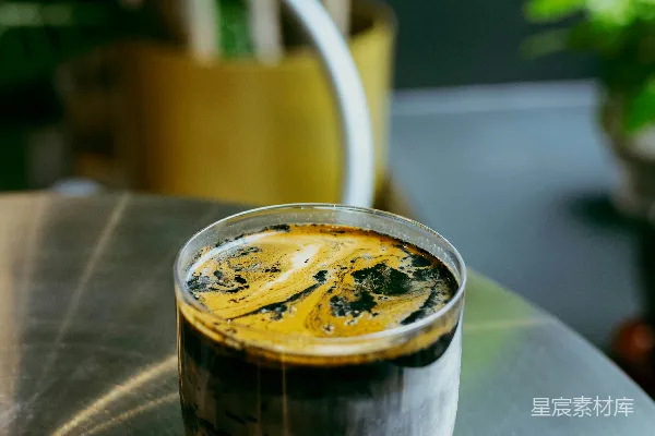 高清摄影 冰镇的意式浓缩咖啡，上面撒有 crema 的 swirl。