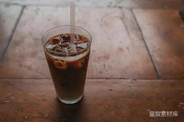 高清摄影 木桌旁一杯加奶油和草莓的冰咖啡