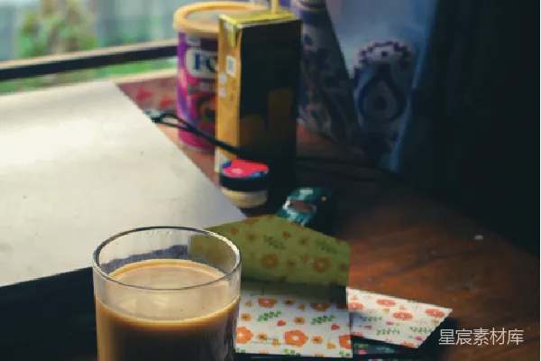 高清摄影 一张木桌上有杯咖啡。