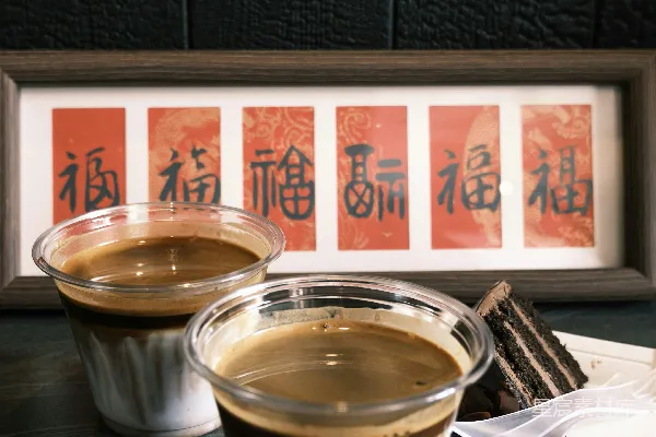 高清摄影 两杯咖啡和一块巧克力蛋糕
