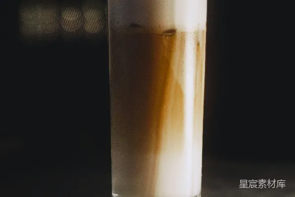 高清摄影 高大的冰咖啡玻璃杯，上面有一层奶泡。