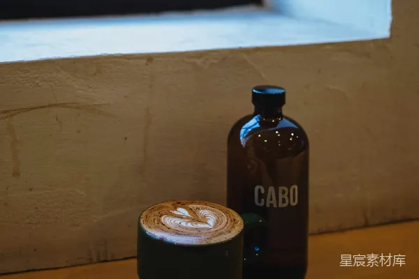 高清摄影 窗边用卡波瓶制作的拉花咖啡