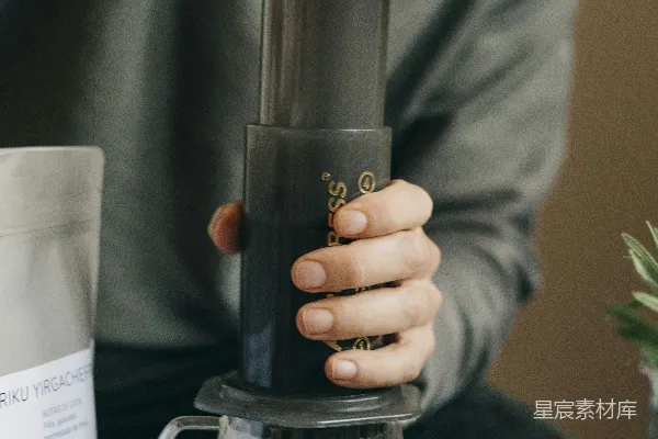 一个人往玻璃杯里倒液体