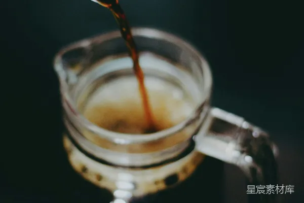 高清摄影 透明玻璃杯中装有棕色液体
