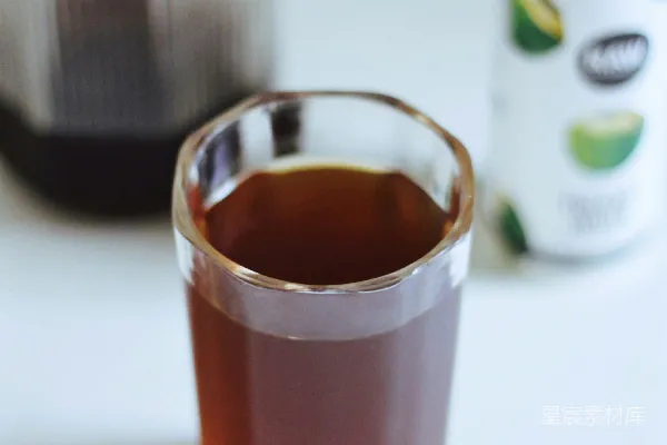 高清摄影 清一色棕色液体的高脚杯