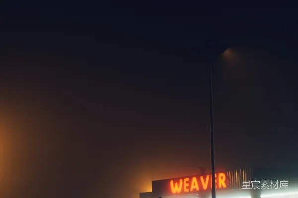 夜晚红白商店招牌