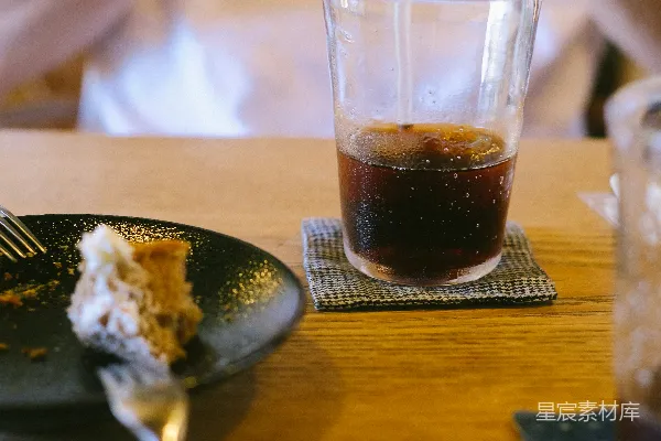 高清摄影 一个坐在桌子旁的人，旁边放着一盘食物。