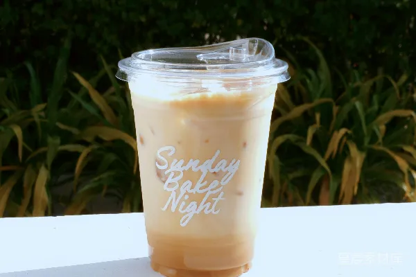 高清摄影 一杯带有盖子的透明塑料杯中的冰咖啡