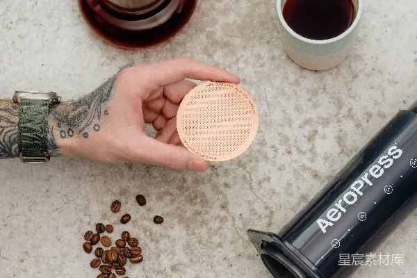 高清摄影 Aeropress 咖啡机，研磨好的咖啡豆和煮好的咖啡
