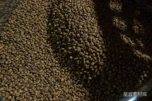 高清摄影 咖啡豆在烘焙机中滚动