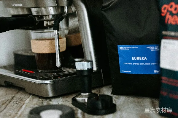 高清摄影 意式咖啡机 brewing 咖啡 紧挨着 咖啡豆。