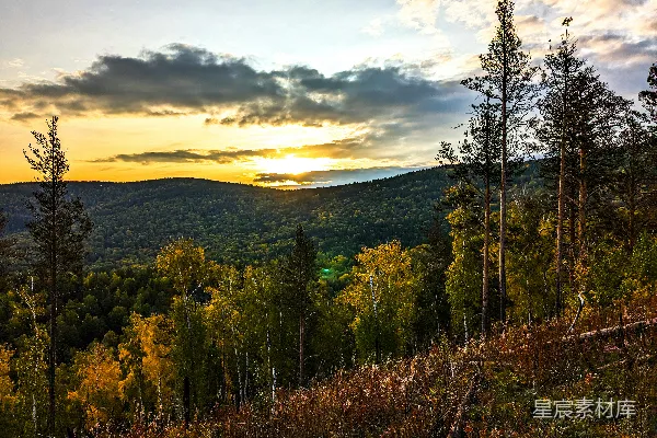 高清摄影 远处的山峦正夕阳西下。