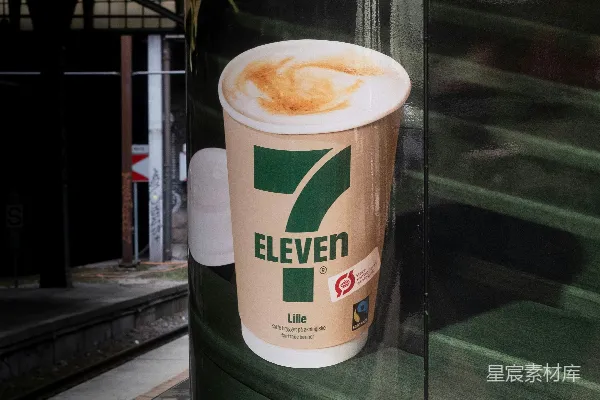 高清摄影 七 Eleven 商店内车站的一则咖啡杯广告。