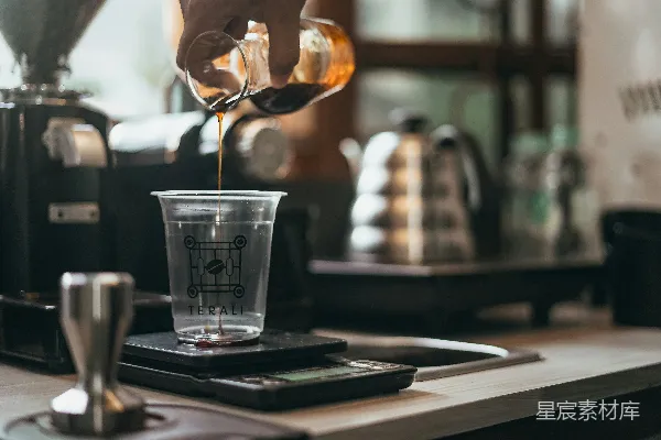 高清摄影 棕色液体的透明塑料杯