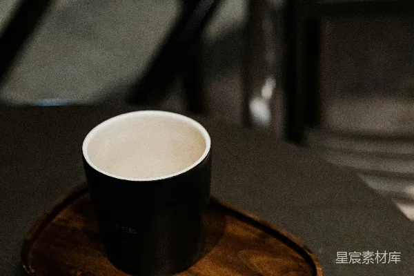 高清摄影 黑色的杯子放在一个木制托盘上