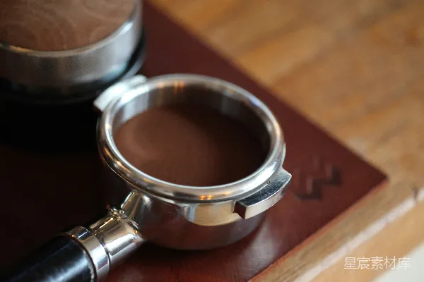 高清摄影 Espresso研磨咖啡豆装满presso滤压壶