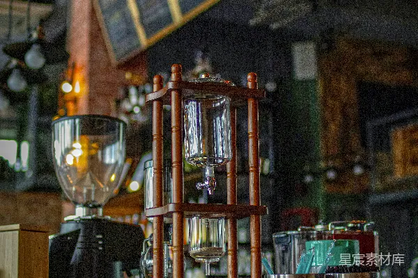 高清摄影 咖啡冷萃机和磨豆机在咖啡店。