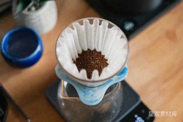 高清摄影 滴漏过滤器中的研磨咖啡粉，置于电子秤上。