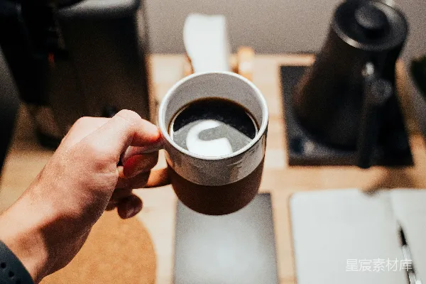 高清摄影 手持黑色陶瓷 mug 的人