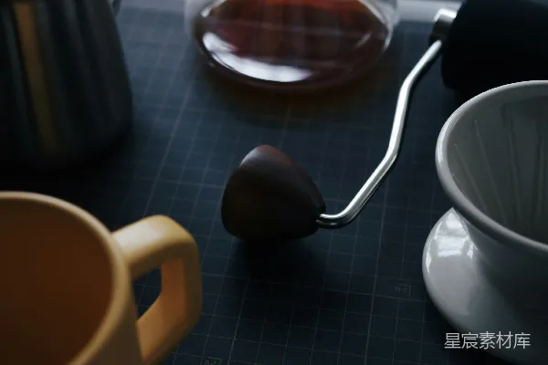 高清摄影 咖啡 brewing 设备在暗色表面之上