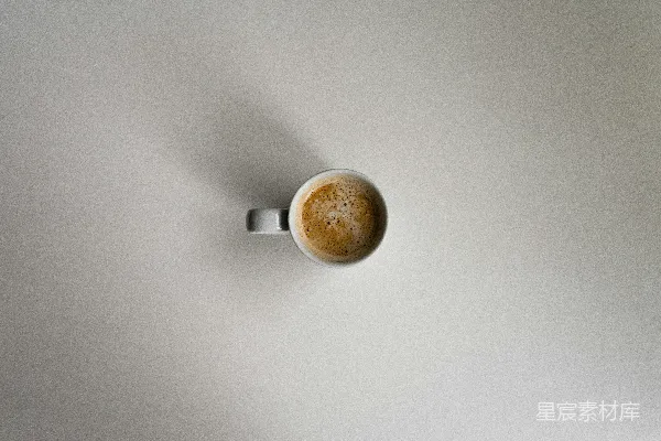 高清摄影 白瓷茶杯置于白桌之上