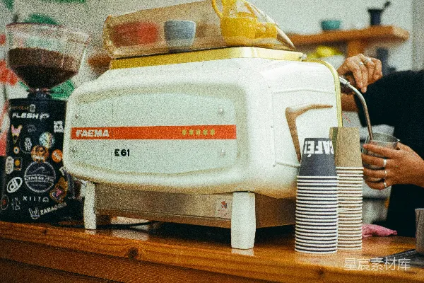 高清摄影 咖啡机和咖啡磨豆机在咖啡店。