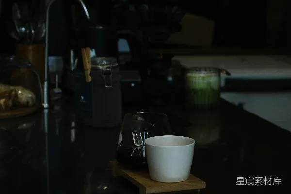 高清摄影 一个白色的杯子和咖啡机放在一个台面上