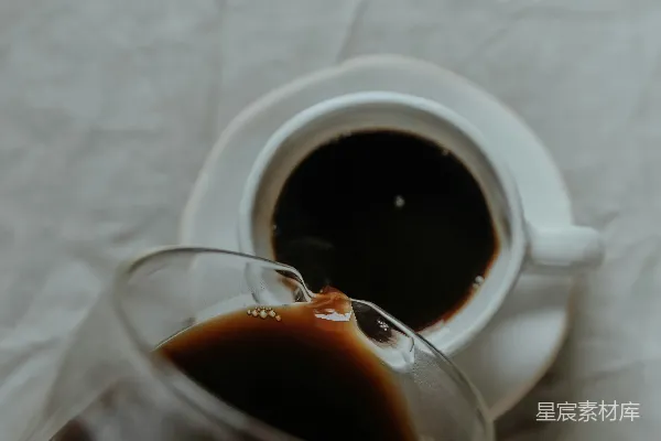 高清摄影 一手拿着一杯咖啡