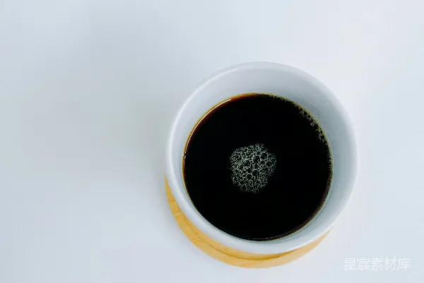 高清摄影 一杯咖啡放在白色表面上。