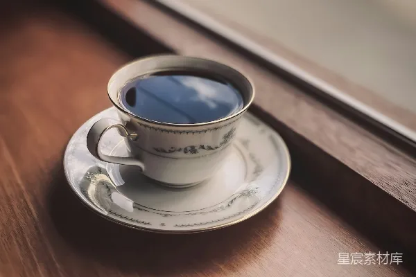 高清摄影 桌上放着一杯咖啡。