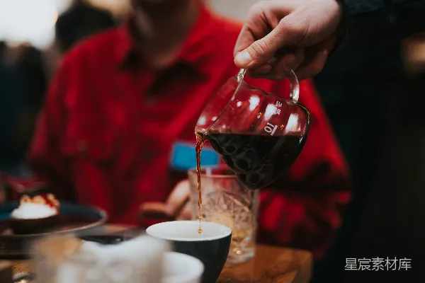 高清摄影 人将红酒倒入透明酒杯